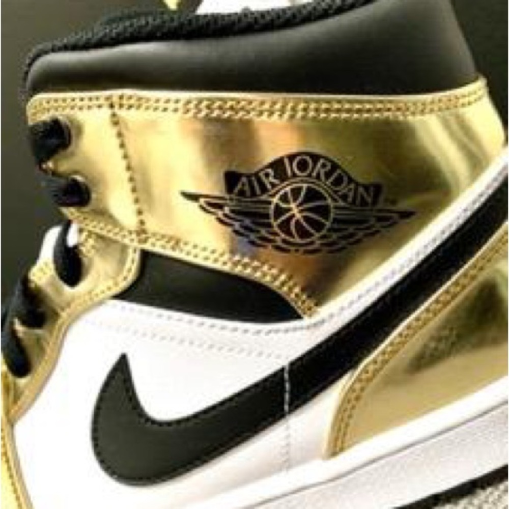Air Jordan Nike mid for men size 11 color white / Gold